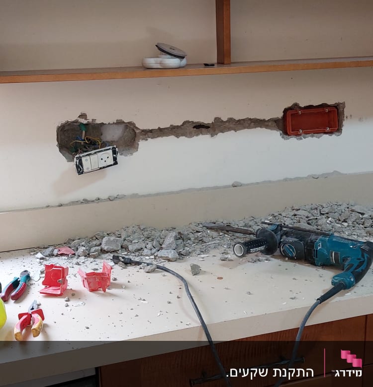 כלי עבודה חשמליים, שקע חשמלי פתוח, קיר שבור